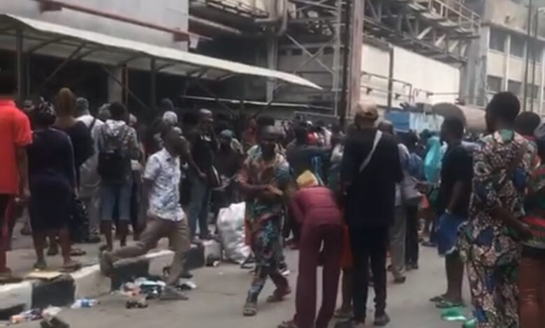Crowd besiege CBN office in Lagos over old naira notes 1 Screenshot 20230217 111730 WhatsApp